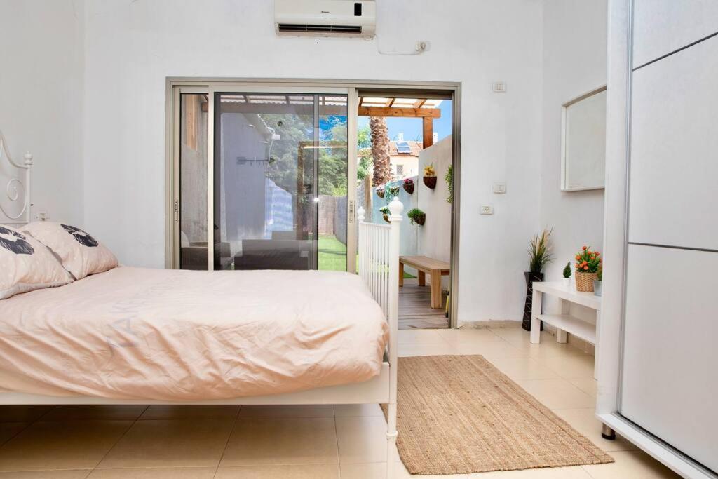 Homey Apartment Near The Beach Hadera Exterior photo