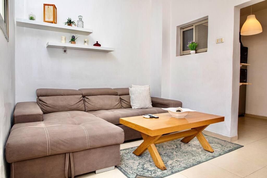 Homey Apartment Near The Beach Hadera Exterior photo