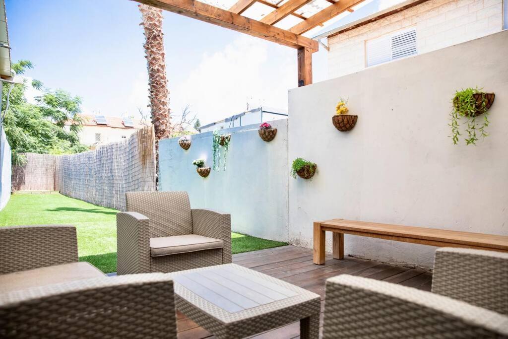 Homey Apartment Near The Beach Hadera Exterior photo
