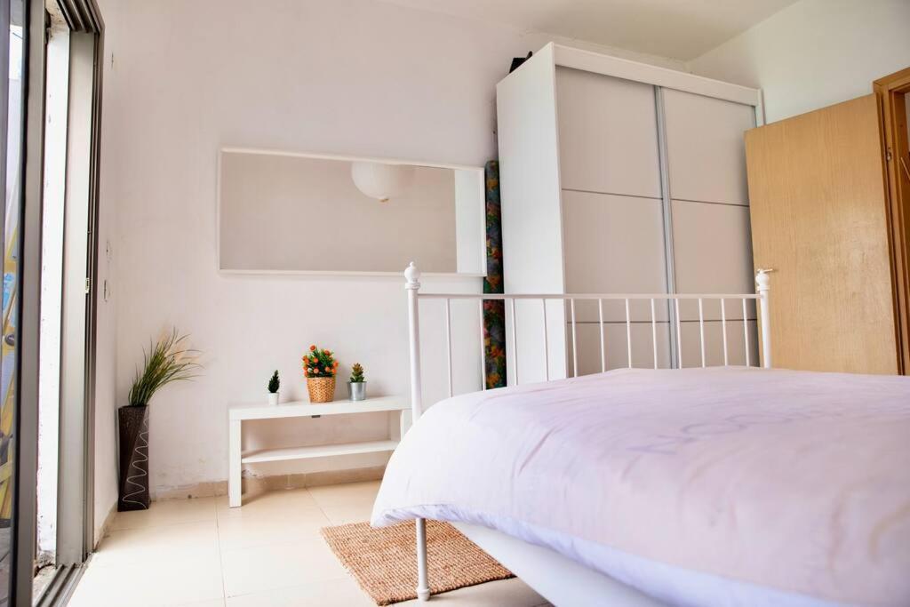 Homey Apartment Near The Beach Hadera Exterior photo