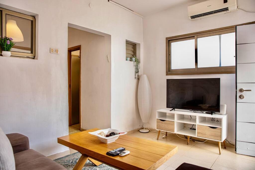 Homey Apartment Near The Beach Hadera Exterior photo