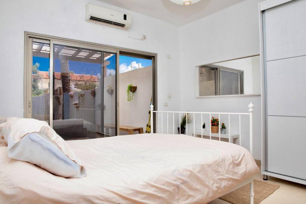 Homey Apartment Near The Beach Hadera Exterior photo